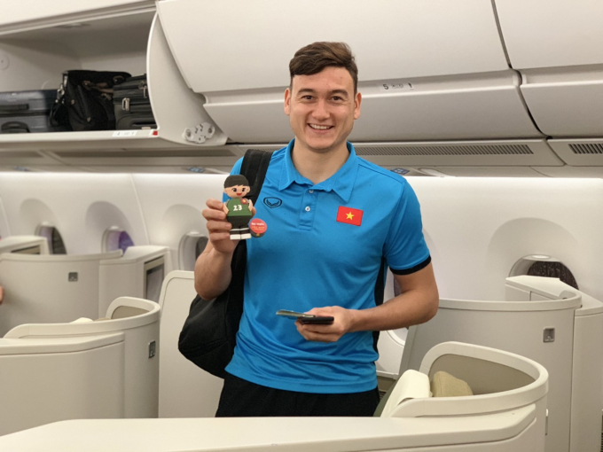 C&aacute;c cầu thủ rất hứng th&uacute; với m&oacute;n qu&agrave; lưu niệm độc đ&aacute;o n&agrave;y.