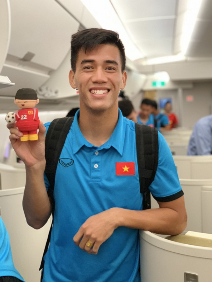 Những h&igrave;nh ảnh đầu ti&ecirc;n của đội tuyển b&oacute;ng đ&aacute; Việt Nam tại s&acirc;n bay Kuala Lumpur l&agrave;m thủ tục về H&agrave; Nội