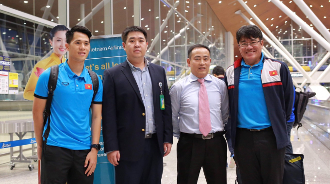 &nbsp;Vietnam Airlines sẽ bố tr&iacute; to&agrave;n bộ đội tuyển ngồi ghế hạng Thương gia v&agrave; Phổ th&ocirc;ng đặc biệt, trong đ&oacute; c&aacute;c suất ăn d&agrave;nh cho đội tuyển được phục vụ theo ti&ecirc;u chuẩn hạng Thương gia với chất lượng dịch vụ quốc tế 4 sao.