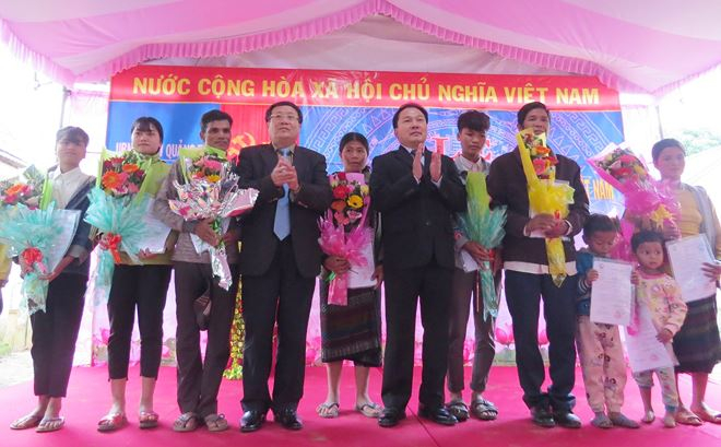 Lễ trao quyết định được tổ chức tại x&atilde; A Dơi xa x&ocirc;i