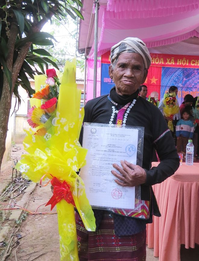 Niềm vui của b&agrave; con trong ng&agrave;y nhận Quyết định