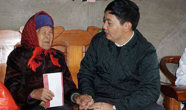 Ph&oacute; Tổng bi&ecirc;n tập Trần Đức Vinh thăm hỏi v&agrave; tặng qu&agrave; cho mẹ VNAH.