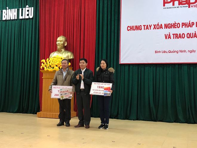 Ph&oacute; tổng bi&ecirc;n tập Trần Đức Vinh thay mặt Ban Bi&ecirc;n tập B&aacute;o trao tặng 1 năm đọc b&aacute;o PLVN v&agrave; 100 cuốn s&aacute;ch tuy&ecirc;n truyền ph&aacute;p luật cho UBND huyện B&igrave;nh Li&ecirc;u.