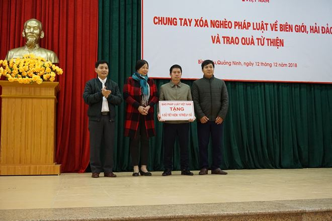 Trao tặng sổ tiết kiệm cho 3 c&aacute;n bộ tư ph&aacute;p c&oacute; ho&agrave;n cảnh kh&oacute; khăn.