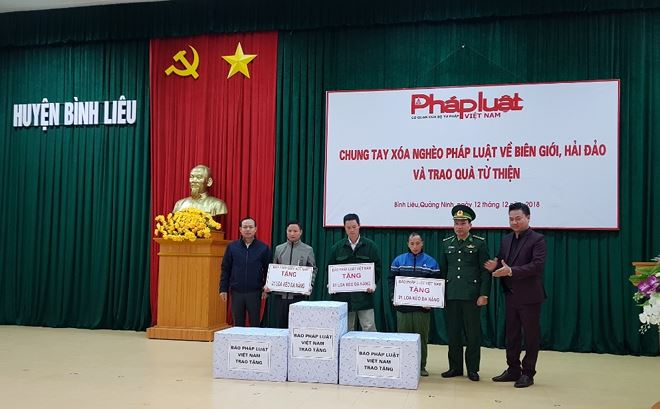 &Ocirc;ng Nguyễn Quang T&aacute;m, Trưởng Cơ quan đại diện tại Huế, &ocirc;ng Vũ Đ&igrave;nh Tiến, Trưởng cơ quan đại diện tại Ph&uacute; Thọ đ&atilde; trao tặng 3 loa k&eacute;o đa năng cho c&aacute;c th&ocirc;n c&oacute; ho&agrave;n cảnh kh&oacute; khăn.