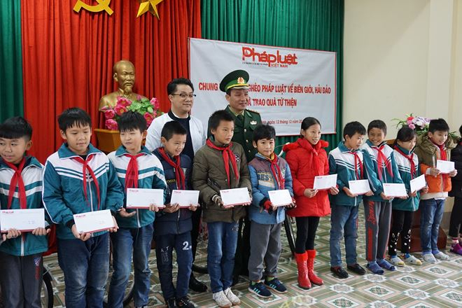 Đại diện b&aacute;o PLVN c&ugrave;ng bộ đội bi&ecirc;n ph&ograve;ng cửa khẩu Ho&agrave;nh M&ocirc; tặng học bổng cho học sinh ngh&egrave;o.