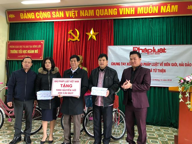 Đại diện b&aacute;o PLVN tặng c&aacute;c trường tiểu học tr&ecirc;n địa b&agrave;n 1000 quyển vở v&agrave; 200 c&aacute;i b&uacute;t.