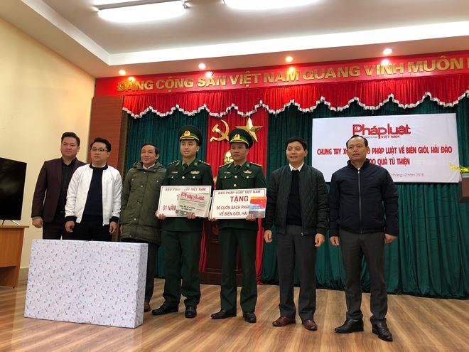 B&aacute;o PLVN tặng 01 năm đọc b&aacute;o, 01 tivi v&agrave; 50 cuốn s&aacute;ch tuy&ecirc;n truyền về ph&aacute;p luật cho Đồn bi&ecirc;n ph&ograve;ng cửa khẩu Ho&agrave;nh M&ocirc;.