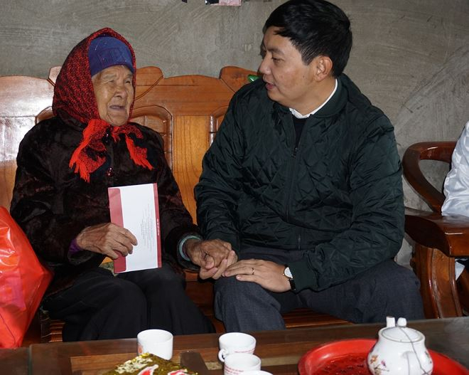 Ph&oacute; tổng bi&ecirc;n tập Trần Đức Vinh thăm hỏi, tặng sổ tiết kiệm cho b&agrave; mẹ Việt Nam anh h&ugrave;ng Ho&agrave;ng Thị Sinh.