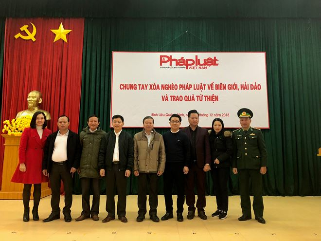 L&atilde;nh đạo Huyện ủy, UBND huyện B&igrave;nh Li&ecirc;u chụp ảnh lưu niệm với đại diện b&aacute;o PLVN.