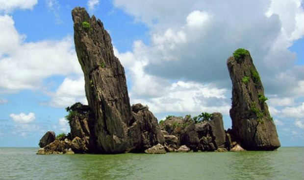 Rạng s&aacute;ng 9/8/2006, mưa d&ocirc;ng, s&oacute;ng lớn đ&atilde; l&agrave;m h&ograve;n Phụ (h&ograve;n lớn) cao 33,6m của h&ograve;n Phụ Tử (x&atilde; B&igrave;nh An, huyện Ki&ecirc;n Lương, Ki&ecirc;n Giang) bị g&atilde;y đổ th&agrave;nh nhiều đoạn, ch&igrave;m xuống biển.