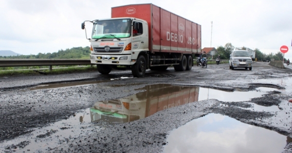 Yêu cầu Ban QLDA Thăng Long khắc phục đường chi chít ổ gà gây tai nạn chết người