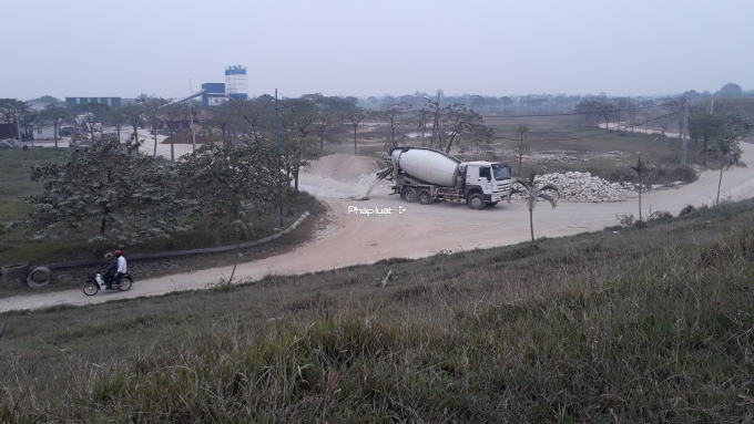 Trạm trộn b&ecirc; t&ocirc;ng gắn m&aacute;c phục dự &aacute;n đang hoạt động ng&agrave;y đ&ecirc;m, mặc d&ugrave; dự &aacute;n chưa được ph&ecirc; duyệt quy hoạch.