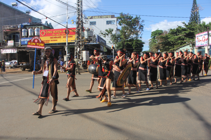 Đo&agrave;n biểu diễn&nbsp;nghệ thuật Cồng chi&ecirc;ng Kon Tum tại Lễ hội Cồng chi&ecirc;ng Gia Lai.
