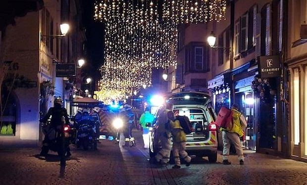 C&aacute;c nh&acirc;n vi&ecirc;n cứu hộ tại hiện trường vụ nổ s&uacute;ng. Ảnh Guardian/ANTĐ