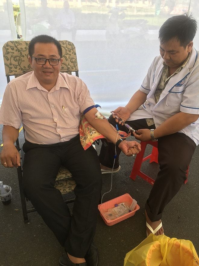 Số lần hiến m&aacute;u nh&acirc;n đạo của anh Giang Tuấn Anh (b&ecirc;n tr&aacute;i) nhiều hơn cả tuổi đời