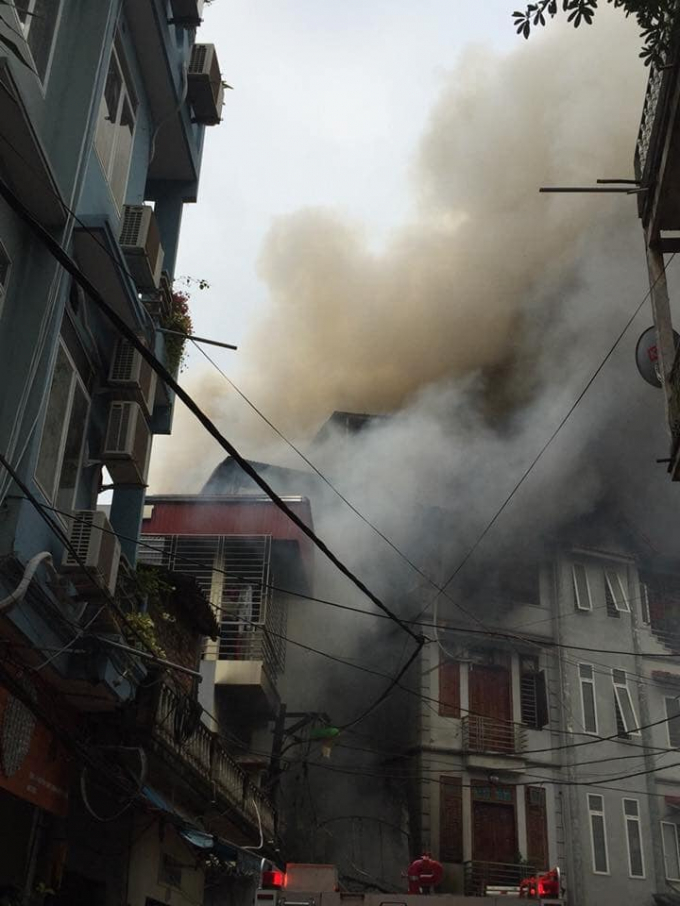 Kh&oacute;i cao bốc l&ecirc; h&agrave;ng chục m&eacute;t.