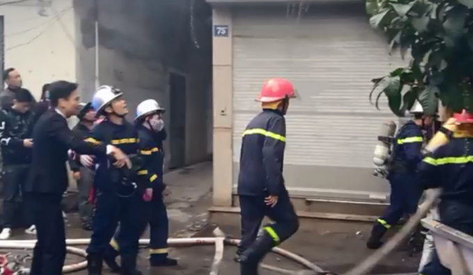 Ngọn lửa b&ugrave;ng ph&aacute;t trong con ng&otilde; nhỏ n&ecirc;n việc chữa ch&aacute;y gặp rất nhiều kh&oacute; khăn.