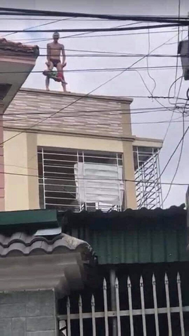 Đứa trẻ bị người cha ng&aacute;o đ&aacute; đưa l&ecirc;n n&oacute;c nh&agrave;, khống chế