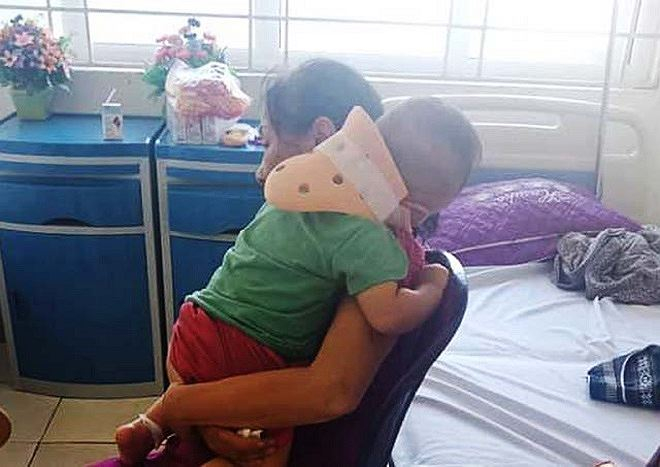 Ch&aacute;u b&eacute; được điều trị tại bệnh viện.