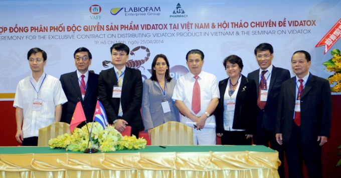 Lễ k&yacute; kết Ủy quyền độc quyền nhập khẩu v&agrave; ph&acirc;n phối Vidatox Plus tr&ecirc;n to&agrave;n l&atilde;nh thổ Việt Nam giữa C&ocirc;ng ty CPTM &amp;amp;amp; XNK Hưng Thắng v&agrave; Tập đo&agrave;n Labiofam, Cuba.