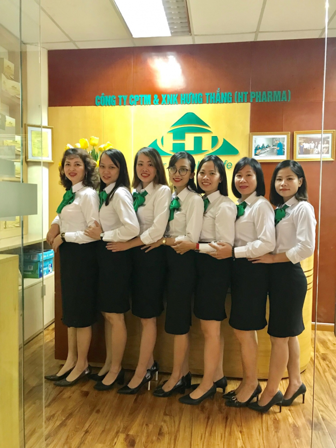 Tập thể nh&acirc;n vi&ecirc;n nữ Ph&ograve;ng CSKH của HT Pharma.