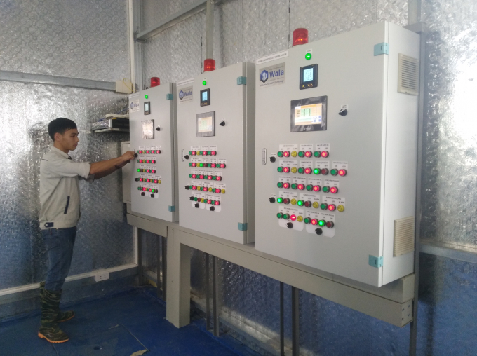 &ldquo;Tr&aacute;i tim&rdquo; của nh&agrave; m&agrave;ng &ndash; khu nh&agrave; điều h&agrave;nh. Kỹ sư L&ecirc; Duy To&agrave;n &ndash; người đ&atilde; đi thực tập về n&ocirc;ng nghiệp c&ocirc;ng nghệ cao ở Israel &ndash; đang điều chỉnh c&aacute;c th&ocirc;ng số cho từng khu vực tr&ecirc;n c&aacute;c bộ điều khiển trung t&acirc;m.