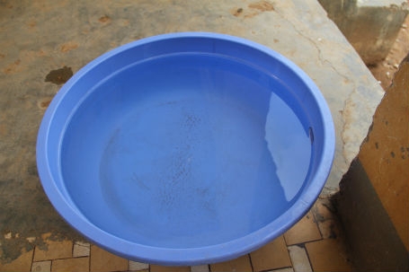 Một phụ nữ chết úp mặt vào thau nước, thi thể đang phân hủy