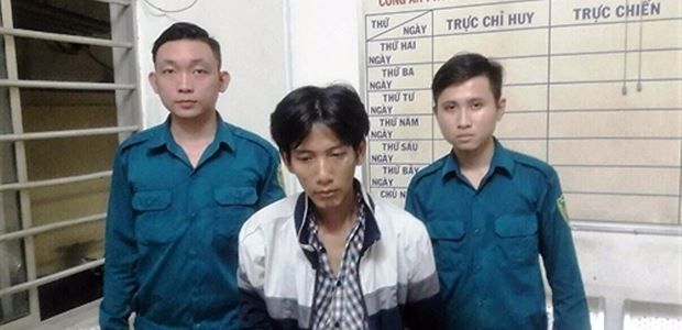 Hai chiến sĩ d&acirc;n qu&acirc;n M&atilde; Tuấn Anh, Trần Văn Ph&aacute;t c&ugrave;ng đối tượng Lại Nguy&ecirc;n T&agrave;i tại phường.