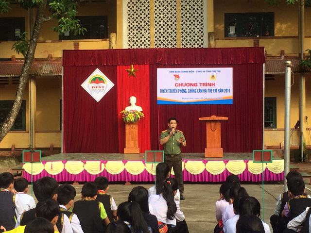 C&ocirc;ng an tỉnh Ph&uacute; Thọ trao đổi Chuy&ecirc;n đề về ph&ograve;ng chống x&acirc;m hại trẻ em tại Trường d&acirc;n tộc nội tr&uacute; Thanh Sơn (Ảnh: Cổng TTĐT của Trường).