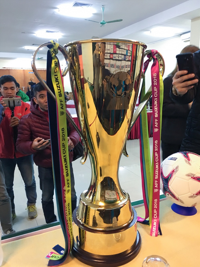 Nhiều ph&oacute;ng vi&ecirc;n h&aacute;o hức v&agrave; chụp ảnh chiếc c&uacute;p. Tất cả đều mong muốn chiếc c&uacute;p sẽ ở lại Việt Nam sau ng&agrave;y 15.12.&nbsp;