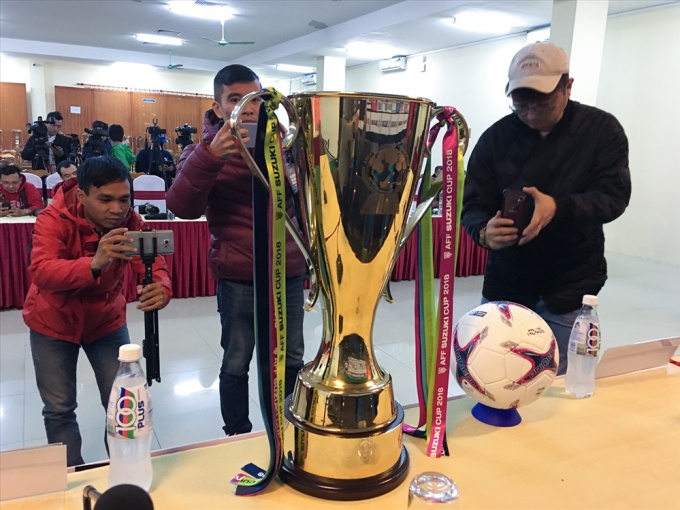 Chiếc c&uacute;p xuất hiện ở cuộc họp b&aacute;o trận chung kết lượt về v&agrave; sẽ xuất hiện ở lối ra của hai đội tại s&acirc;n Mỹ Đ&igrave;nh trước trận&nbsp;
