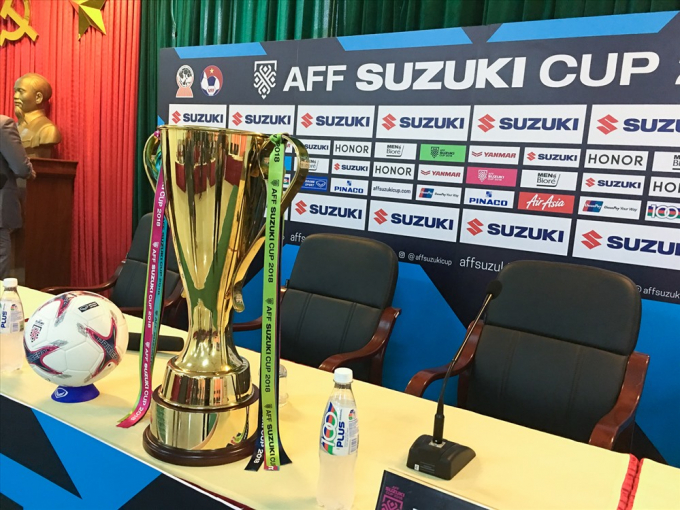 Cận cảnh chiếc c&uacute;p v&ocirc; địch AFF Cup 2018 đ&atilde; khắc t&ecirc;n Việt Nam