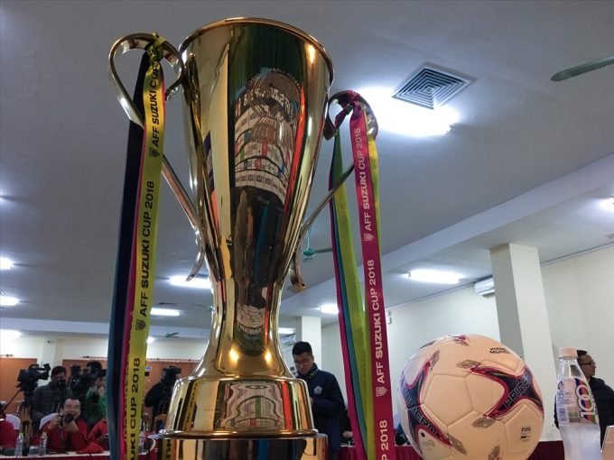 Chiếc c&uacute;p v&agrave;ng được chạm trổ tinh xảo c&oacute; khắc logo của Li&ecirc;n đo&agrave;n b&oacute;ng đ&aacute; Đ&ocirc;ng Nam &Aacute; (AFF - Asean Football Federation).&nbsp;