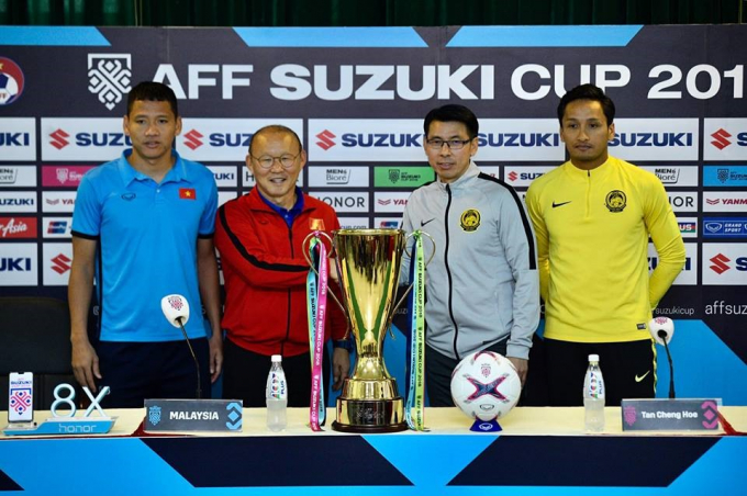 HLV hai đội Việt Nam v&agrave; Malaysia chụp ảnh tại cuổi họp b&aacute;o trước trận.&nbsp;&nbsp;