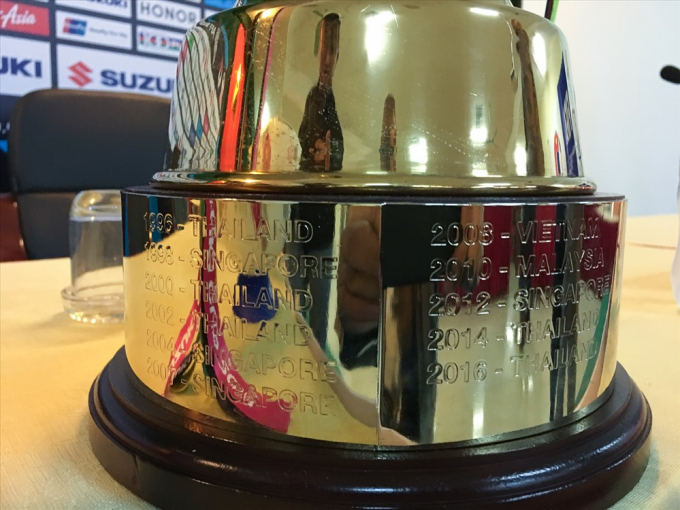 Dưới ch&acirc;n c&uacute;p c&oacute; khắc t&ecirc;n c&aacute;c nh&agrave; v&ocirc; địch từ năm 1996. Th&aacute;i Lan c&oacute; 5 lần v&agrave; Việt Nam mới c&oacute; 1 lần v&agrave;o năm 2008.