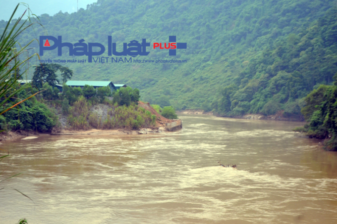 Trước đ&oacute; C&ocirc;ng ty Đồng T&ugrave;ng đ&atilde; đổ đất, x&acirc;y k&egrave; lấn chiếm l&ograve;ng s&ocirc;ng L&ocirc;.