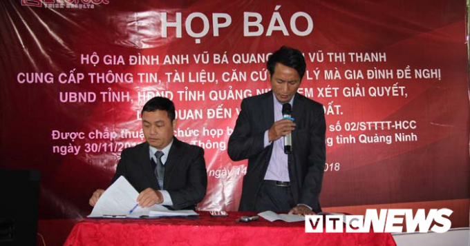 &Ocirc;ng Vũ B&aacute; Quy c&ugrave;ng luật sư chủ tr&igrave; buổi họp b&aacute;o, cung cấp th&ocirc;ng tin cho b&aacute;o ch&iacute;.&nbsp;