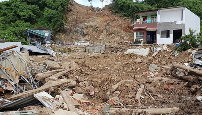 Khu vực một mảng n&uacute;i đổ ập xuống khu d&acirc;n cư ở tổ d&acirc;n phố 1 H&ograve;a T&acirc;y.