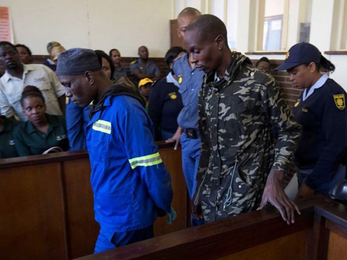 &Ocirc;ng Lungisani Magubane&nbsp;(tr&aacute;i)&nbsp;v&agrave; &ocirc;ng Nino Mbatha ra t&ograve;a h&ocirc;m 12-12. Ảnh: REUTERS