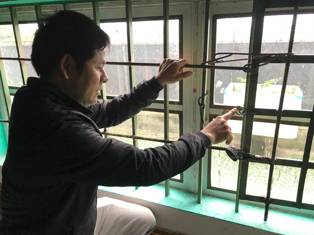 Chiếc kh&oacute;a tr&ecirc;n cửa đ&atilde; bị nh&oacute;m trộm cắt.