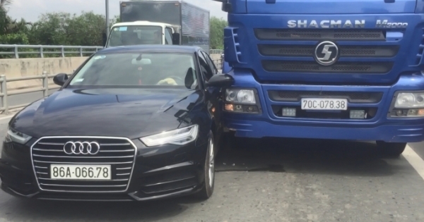 TP HCM: Xe "sang" va chạm với container, giao thông ùn tắc nghiêm trọng