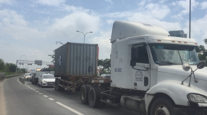 Giao th&ocirc;ng qua khu vực &ugrave;n ứ nghi&ecirc;m trọng.