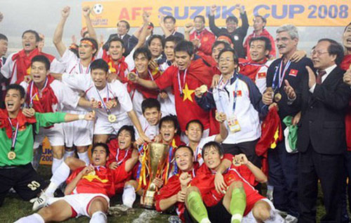 C&aacute;ch đ&acirc;y tr&ograve;n 10 năm, ĐT Việt Nam đ&atilde; v&ocirc; địch AFF Suzuki Cup 2008 cũng tr&ecirc;n SVĐ Mỹ Đ&igrave;nh