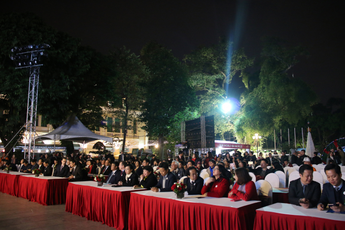 Kh&aacute;ch mời chăm ch&uacute; theo d&otilde;i chương tr&igrave;nh