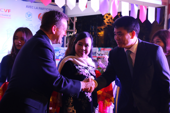 Đại diện 2 nước Việt &ndash; Ph&aacute;p bắt tay&nbsp;