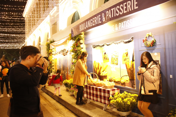 Đoạn đường L&ecirc; Thạch với kh&ocirc;ng gian gi&aacute;ng sinh nước Ph&aacute;p được nhiều bạn trẻ check-in.