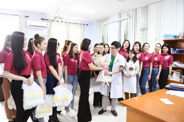 BTC v&agrave; c&aacute;c th&iacute; sinh đ&atilde; gặp BS Trần Đắc Đại, Trưởng khoa Tim trẻ em, Trung t&acirc;m Tim mạch, Bệnh viện E