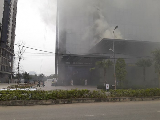 Nh&acirc;n vi&ecirc;n của t&ograve;a nh&agrave; được lực lượng CNCH hướng dẫn tho&aacute;t nạn an to&agrave;n