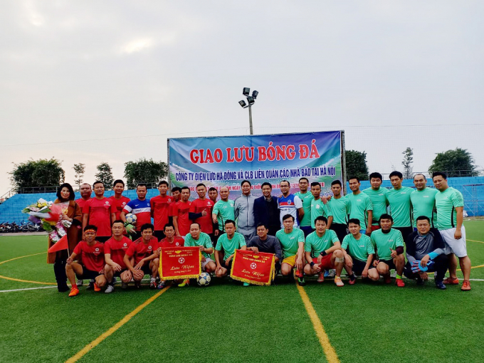 CLB b&oacute;ng đ&aacute; Li&ecirc;n qu&acirc;n c&aacute;c nh&agrave; b&aacute;o tại H&agrave; Nội giao hữu b&oacute;ng đ&aacute; với c&ocirc;ng ty Điện lực H&agrave; Đ&ocirc;ng